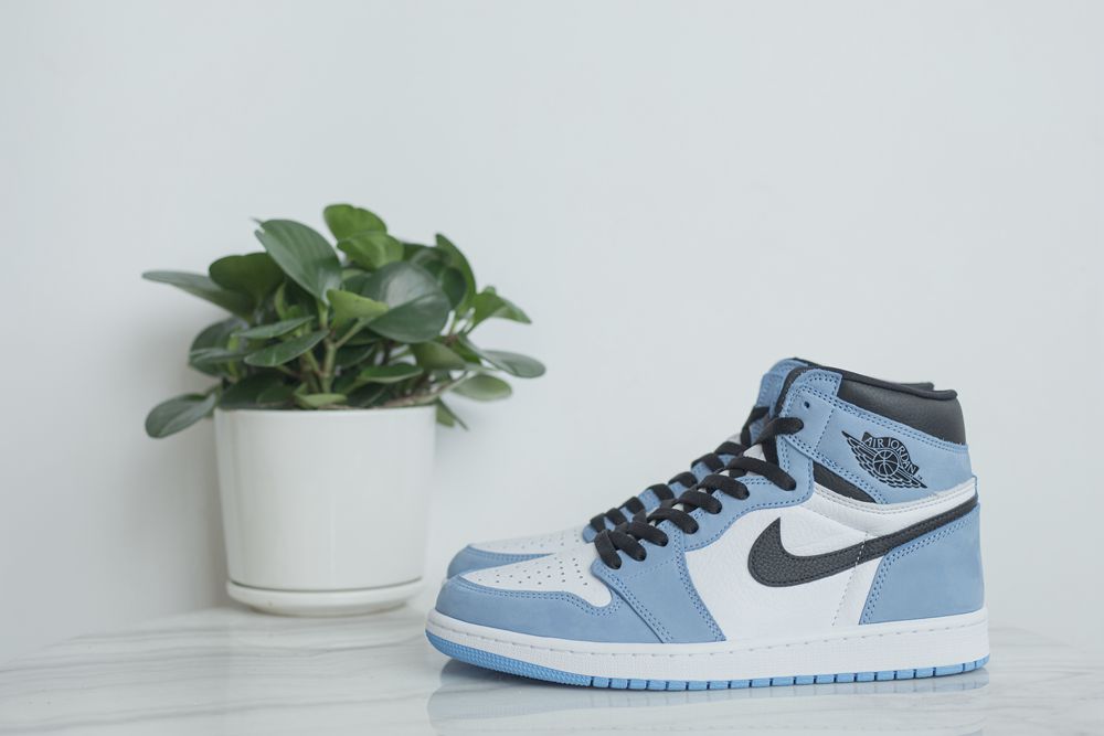 Air Jordan 1 High OG “University Blue”